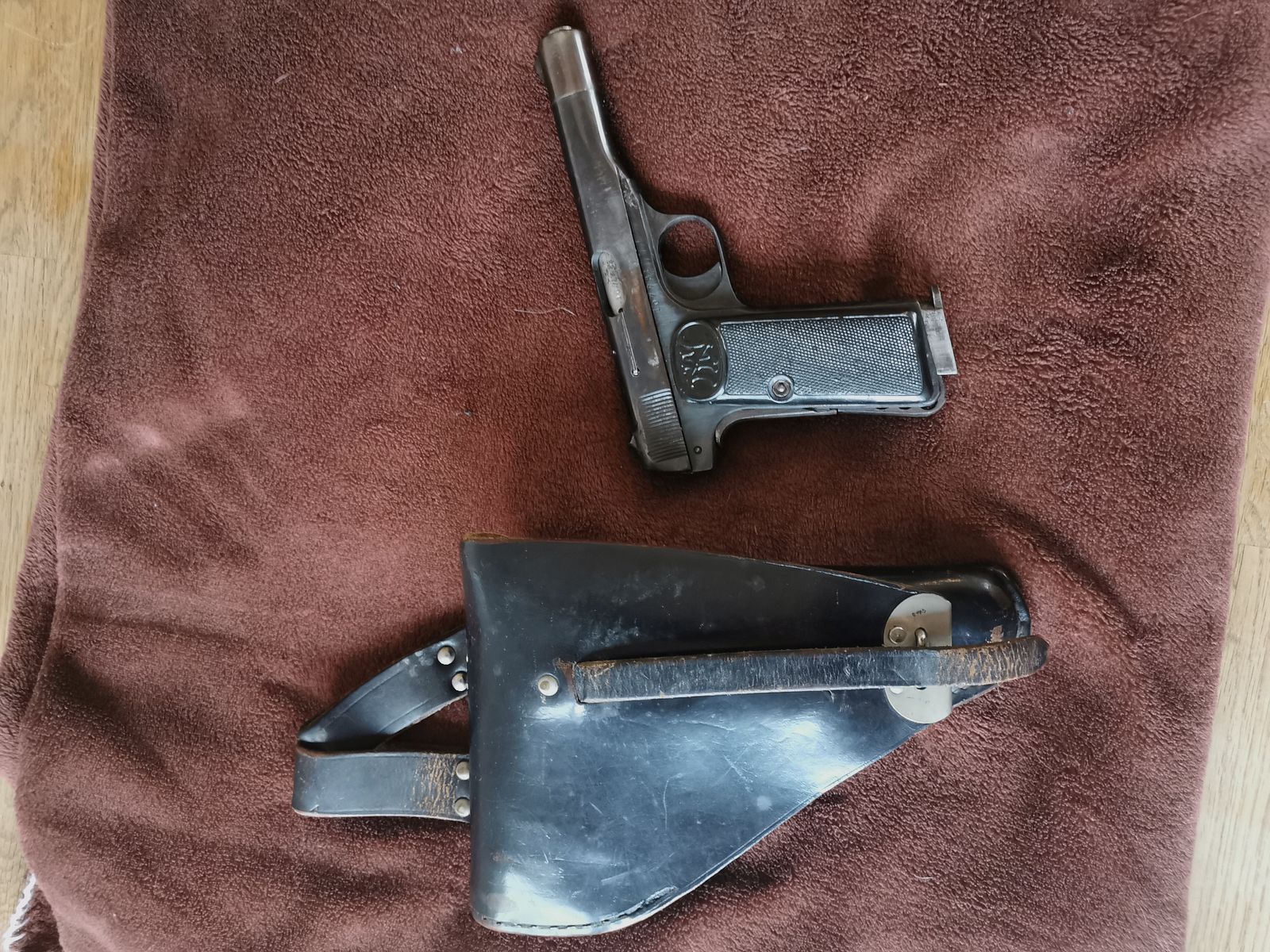 FN belga, calibre 7,65 mm con funda