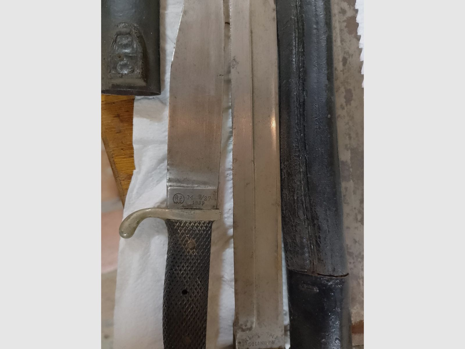Convolto di vecchi baionette 1GM + 1 vecchio coltello da escursionismo/scout 1939