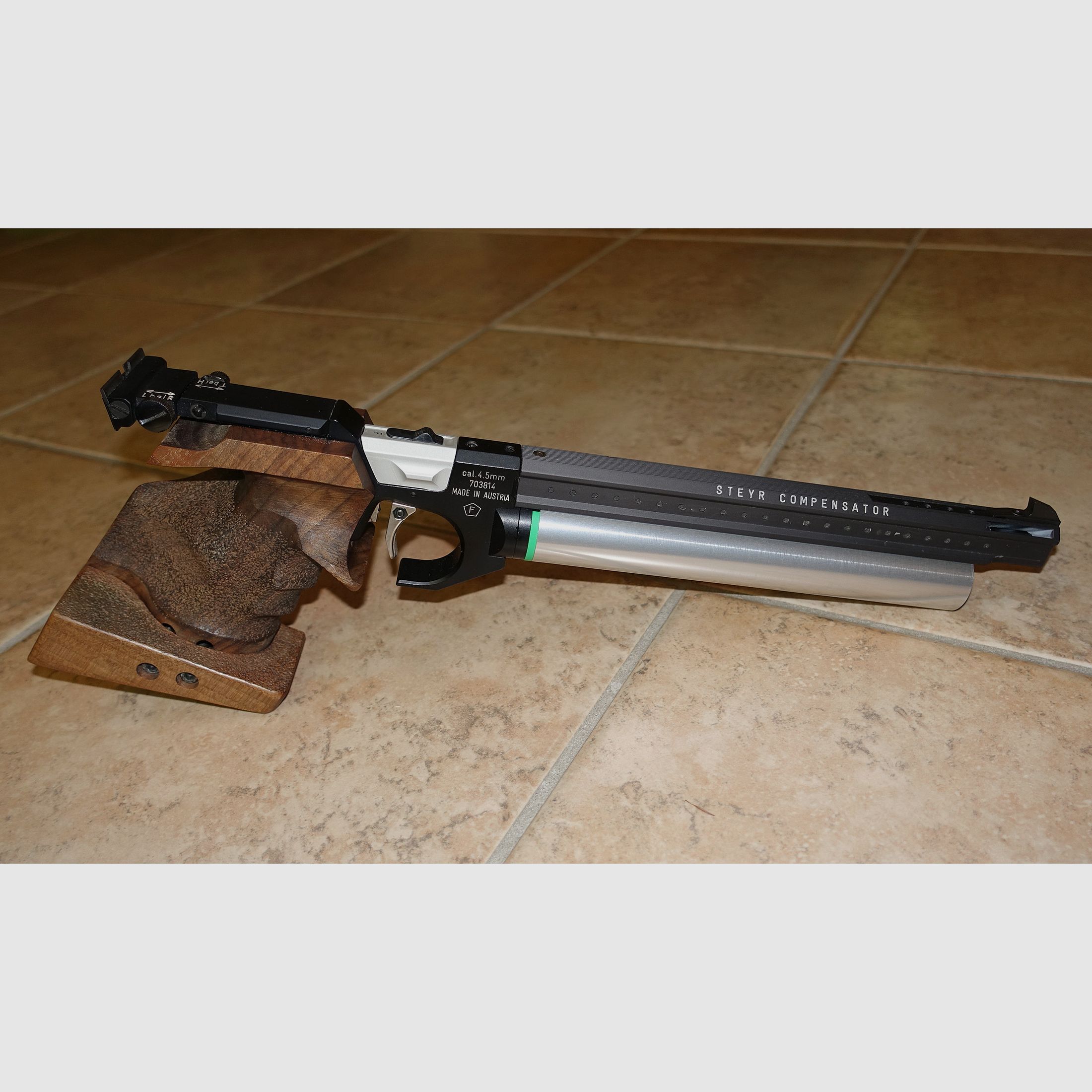 Pistolet sportowy Steyr LP na sprężone powietrze z nowym nabojem + akcesoria