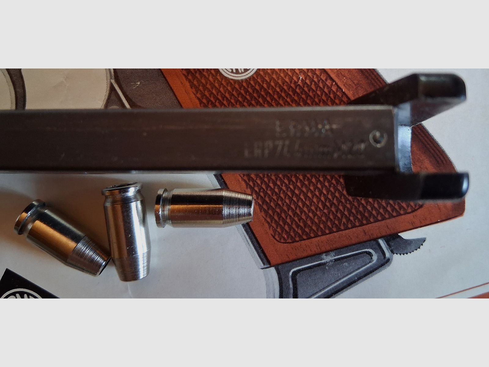 Magazynek 7-nabojowy do Erma ERP 74 nieużywany z trzema adapterami nabojów 4mm M20