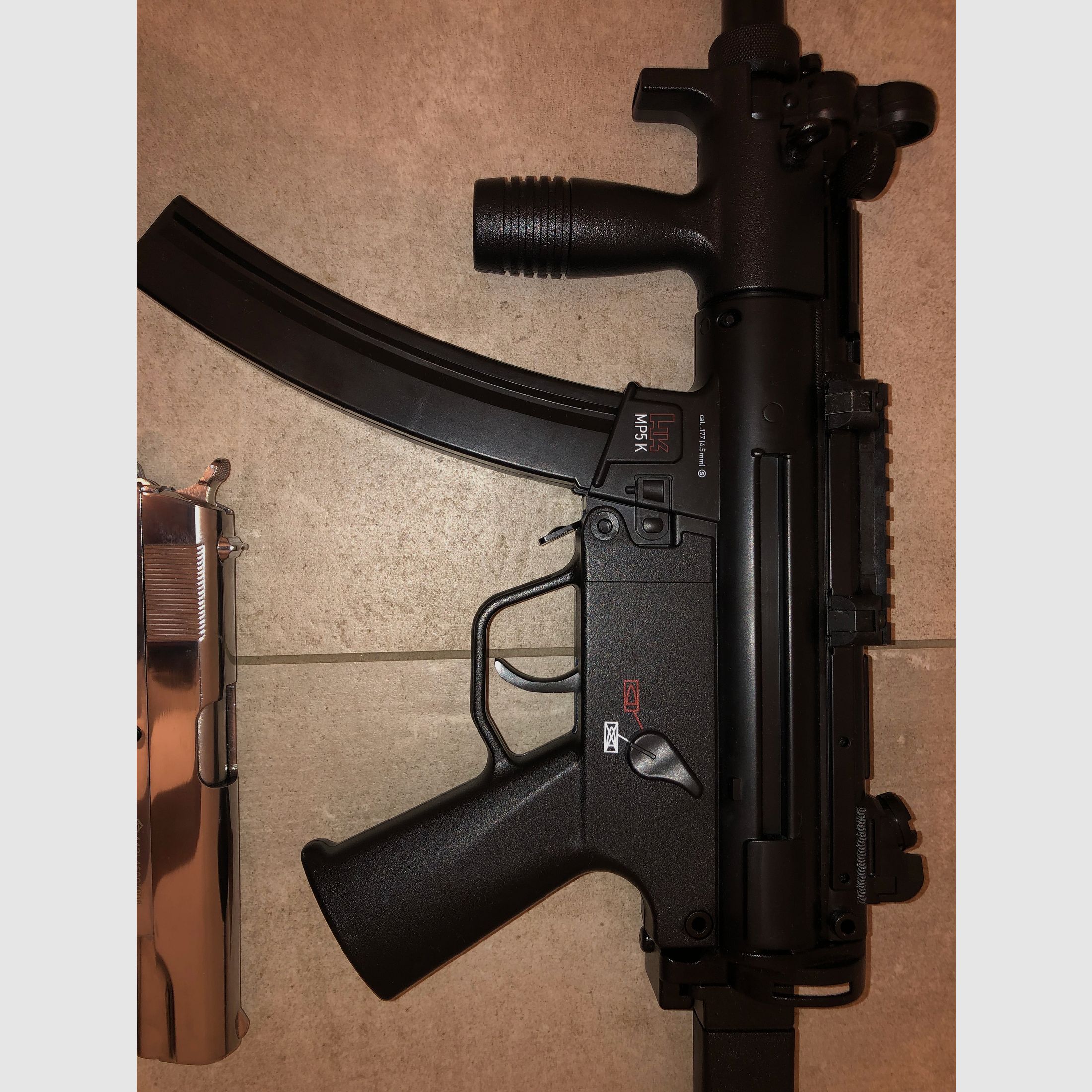 Umarex MP5 4,5mm CO2 + KLI M1911 4,5mm CO2 inklusive 30x CO2 Kapseln & 2.500 4,5mm Stahl BBs