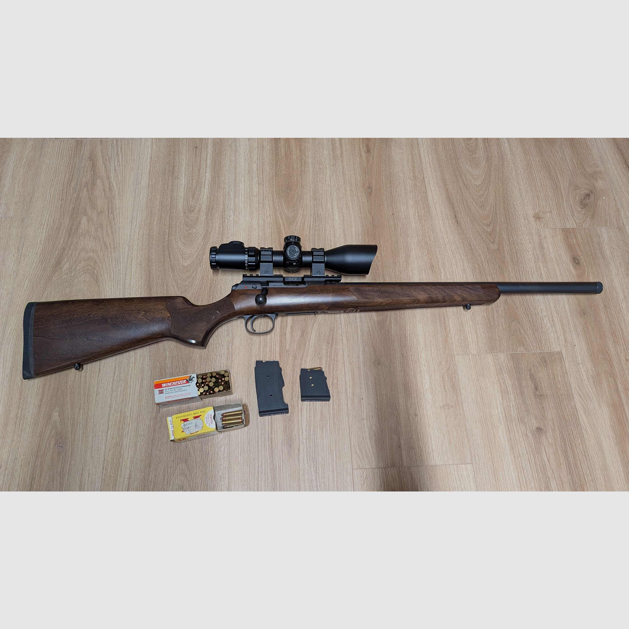 CZ 457 Varmint w .22 WMR, z UTC 4-16x44 Accushot, szyna Picatinny CZ