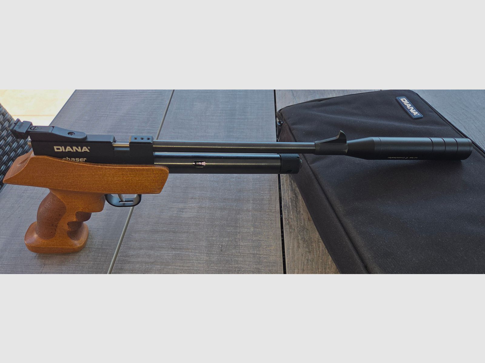 Diana Chaser CO² air pistol with 42 pcs. 12g cartridges