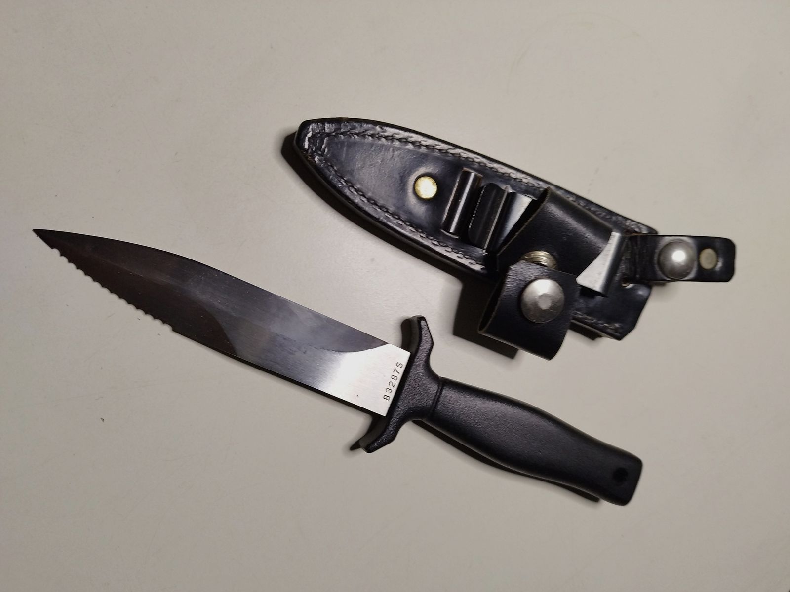 Coltello di alta qualità GERBER COMMAND 1 con fodero in pelle con clip