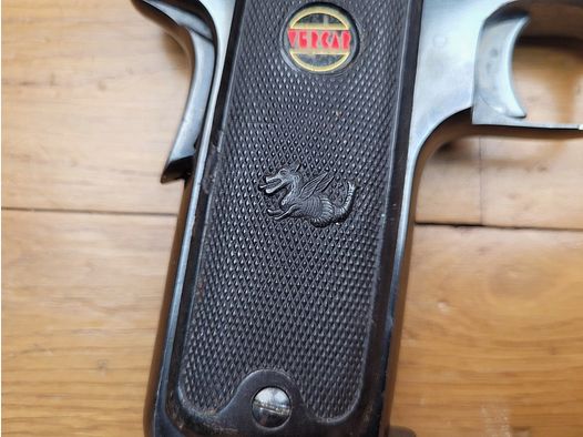 Sehr seltener halbautomatischer Pistol Verney Carron Vercar 2202 – Kal. 7,65 mm – Lauf und Mechanik top – sehr schöne Brünierung der Jagdgewehre der Marke – Waffe mit dreifacher Sicherheit und Ladeindikator – schöne Griffschalen mit Drachen – Sehr selten und TBE+
