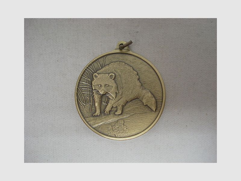 Jagdmedallie Waschbär bronze - 40 mm, Ring und Öse