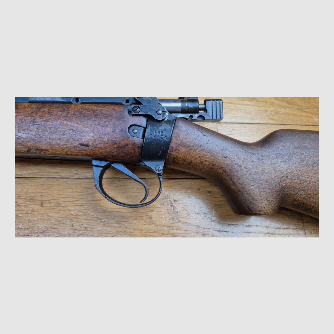 Piękny Lee-Enfield N°8 MKI – Brytyjska regulaminowa broń treningowa – Kal. .22LR – Produkcja Fazakerley z 1952 roku – Ładny „cywilizowany” egzemplarz wojskowy – Diopter wojskowy wysokiej jakości – Bardzo ładna lufa i dobra mechanika – ładne drewno – TBE, zdjęcie 24 z 31