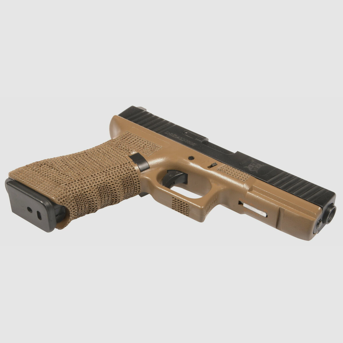 P04 GBB Airsoft Pistole in Tan | Delta Armory