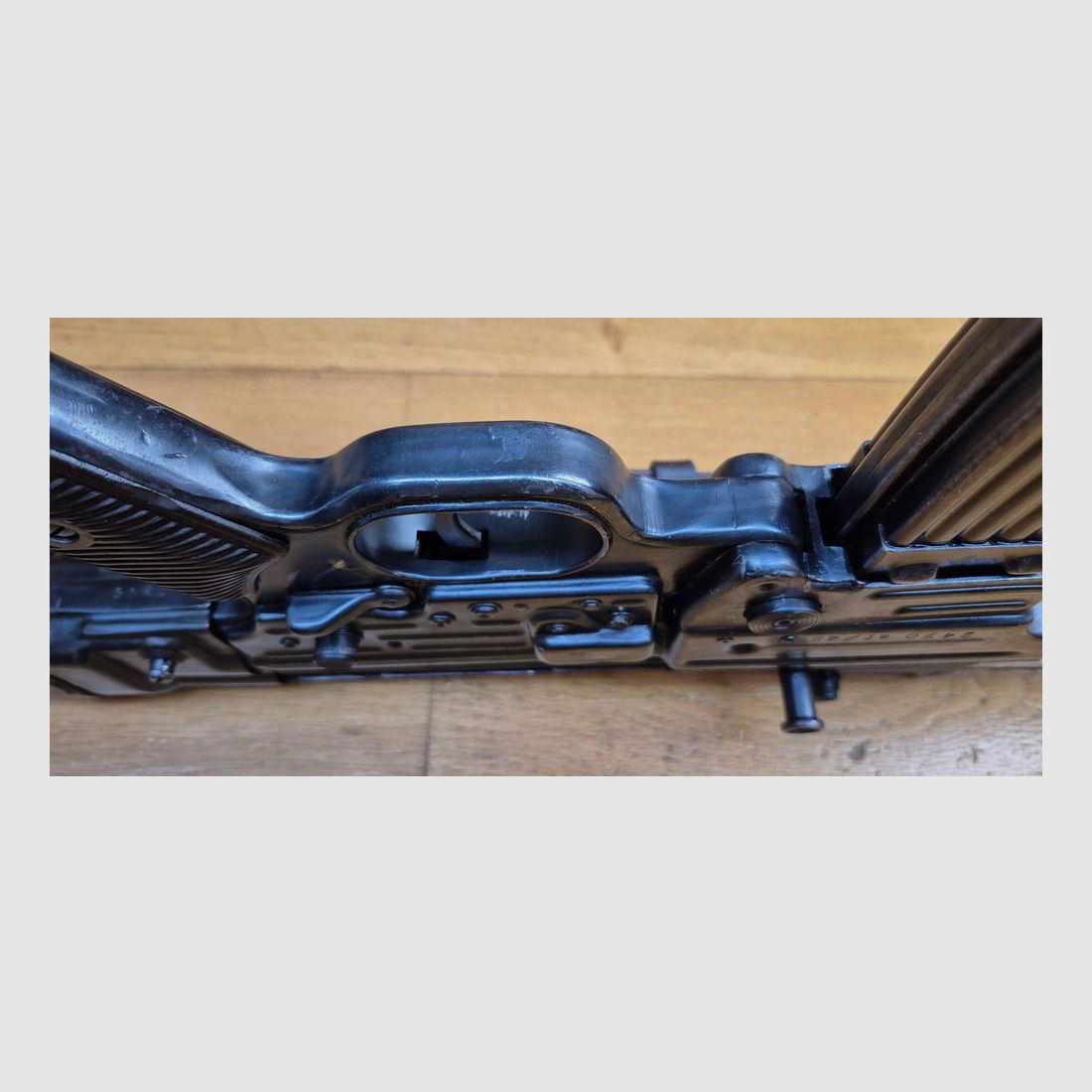 Mooie Sturmgewehr 44 – MP43 / MP44 / Stg44 – Erma-wapen uit 1945 – 1e aanvalsgeweer in de geschiedenis – Niet monomatrikuleert maar 100% uit de 2e wereldoorlog – Niet gereviseerd DDR / Joegoslavië – 2 originele 30-schots magazijnen – Zeldzaam en mythisch wapen in uitstekende staat – TBE+ – Categorie A2 – Export EXCLUSIEF, afbeelding 12 van 39