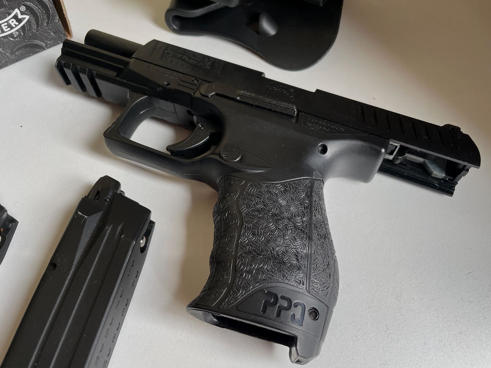 Walther PPQ Airsoft mit zwei Magazinen und Holster