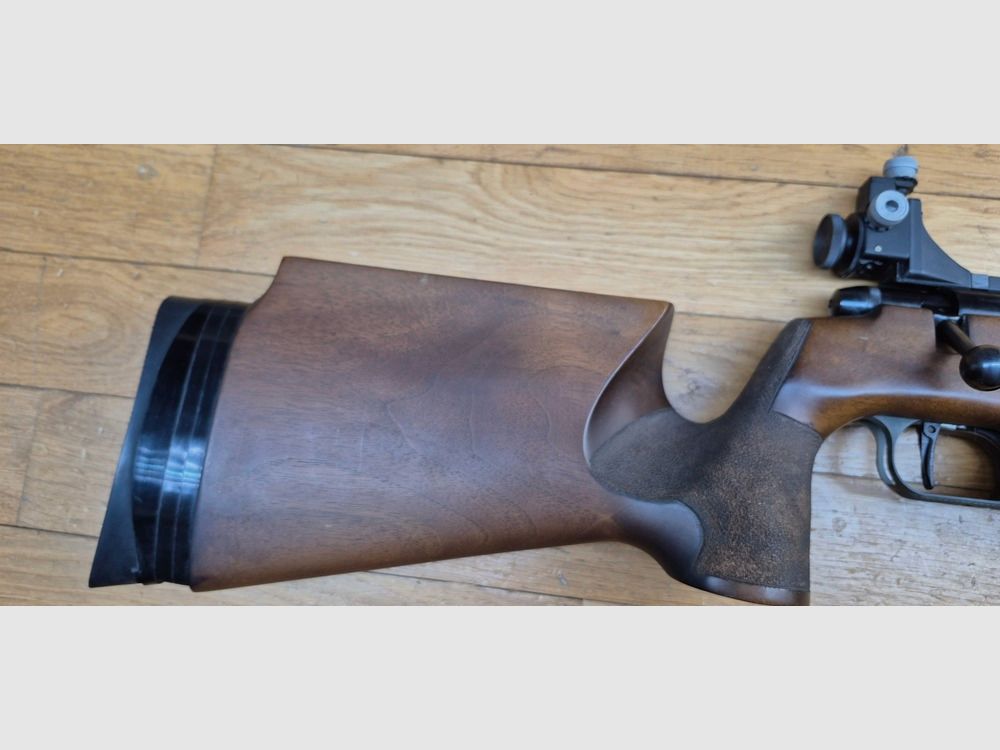Wunderschöne Präzisionsbüchse Anschütz Modell MATCH 54 Version 1407 – Kal. 22LR – Seltenes Modell mit X-Lauf – Waffe von 1978 – Schlagbolzen und verstellbarer Abzug Modell 54 – Neuer Lauf mit hervorragenden Zügen – 100% Brünierung ohne Oxidation – Schöne Hölzer – Waffe nahezu neu – TBE++/TBE+++, Bild 3 von 37