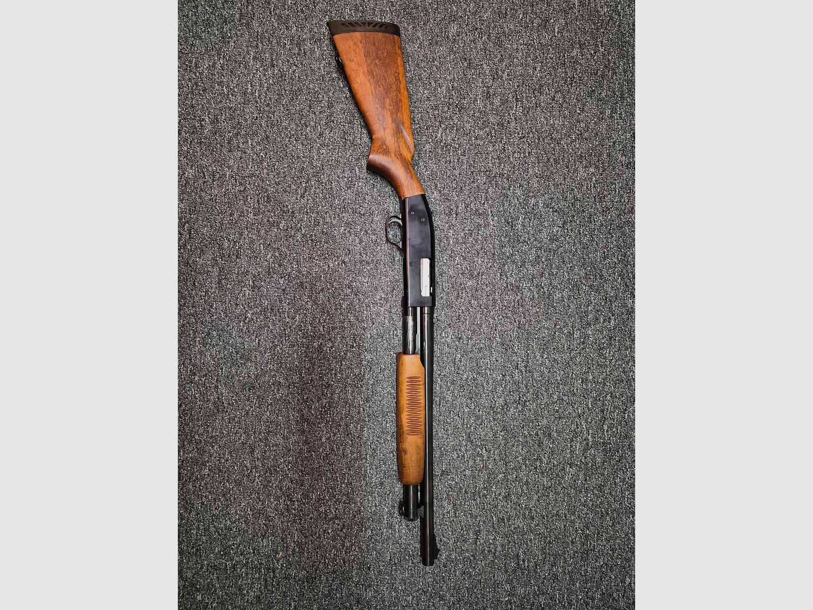 Mossberg 12/70 - 12/76 fusil à répétition à crosse avant