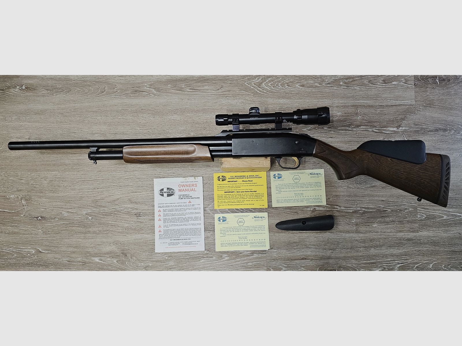 Mossberg 500A Kaliber 12/76, Vorderschaft-Repetierer, Pump-Flinte, gezogener Lauf mit Bushnell Zielfernrohr