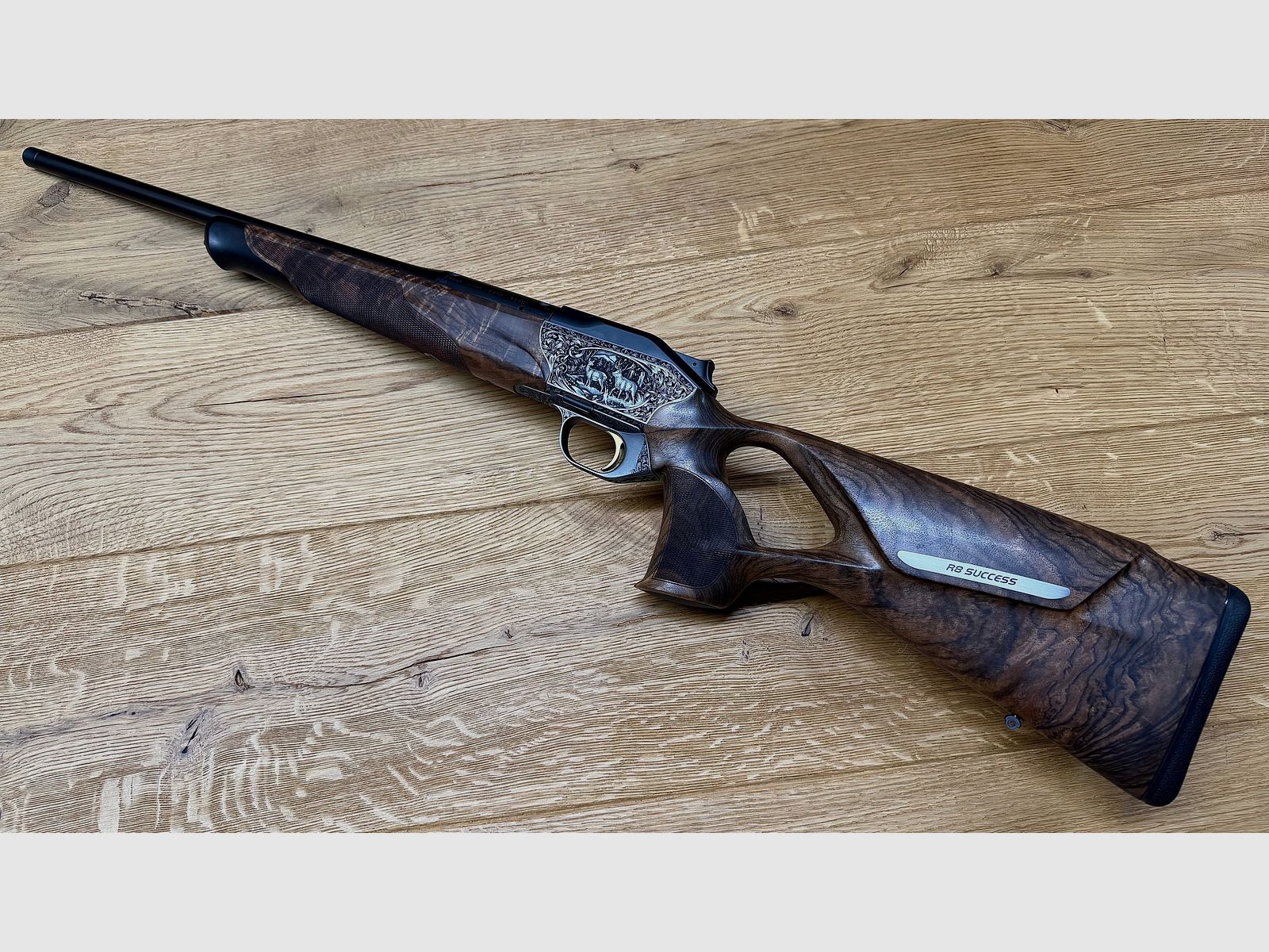 Blaser R8 Grand Luxe Success / Holzklasse 6 / Seidenmattes Finish / Goldener Abzug / Systemkasten + Magazineinheit graviert / TRAUMWAFFE
