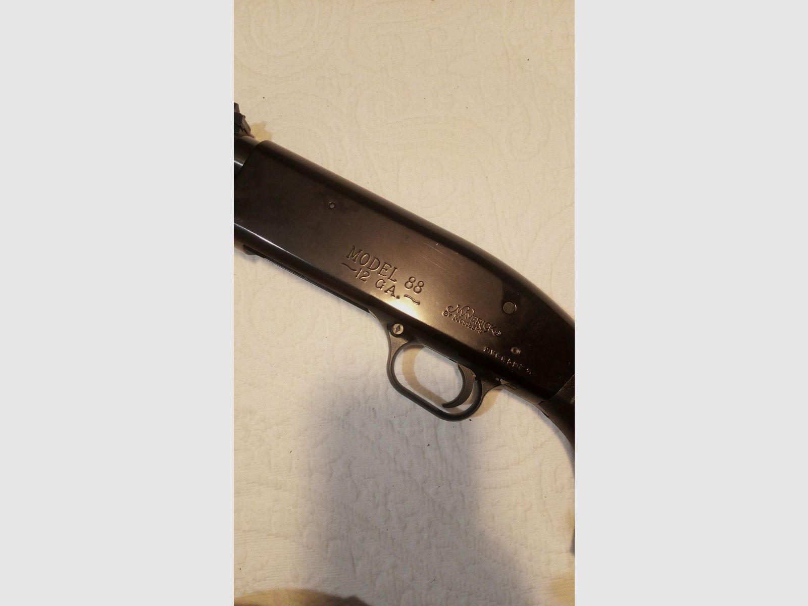 Vorderschaftrepetierflinte Mossberg Maverick 88 mit verstellbarer Visierung schwarz und Laufportierung gebraucht LL 60cm im Kaliber 12/76