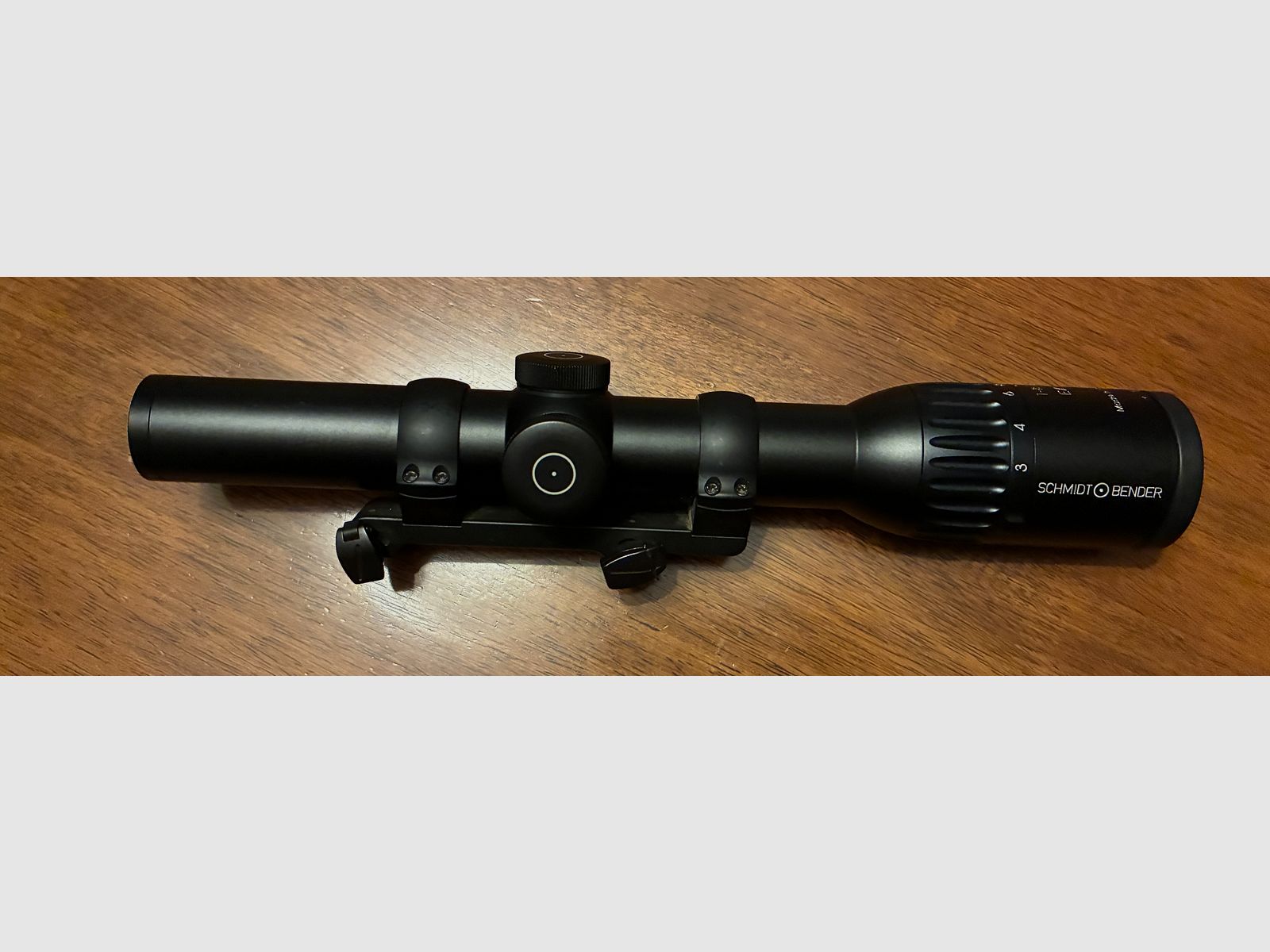 Schmidt & Bender Exos 1-8x24 en montaje de silla Blaser