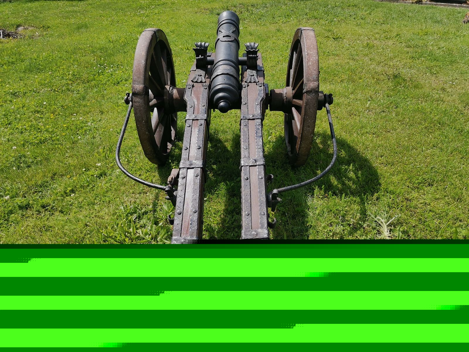 Grande canon XXL avec un artisanat de forge très élaboré et un nouveau canon à chargement par la bouche.