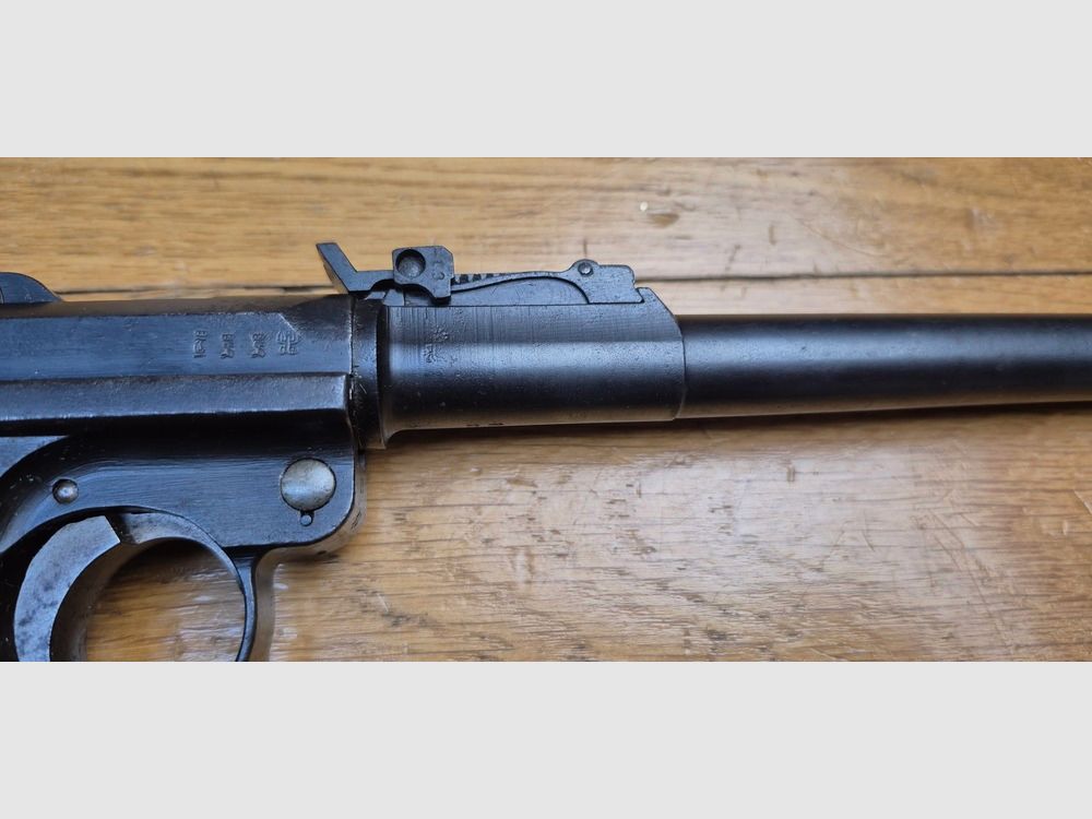 Sehr schöner Luger Artillerie P08 – Waffe von 1917 – Lauf 8 Zoll (20cm!) – Herstellung DWM – Vollständig monomatrikuliert (außer das Magazin, das ist aus der Zeit) – Kal. 9×19 – Seltene Visierung und Korn des zweiten Typs – Sehr schöne Griffschalen – Epochenbrünierung noch 80% – Wunderschöner Lauf – TBE+, Bild 29 von 32