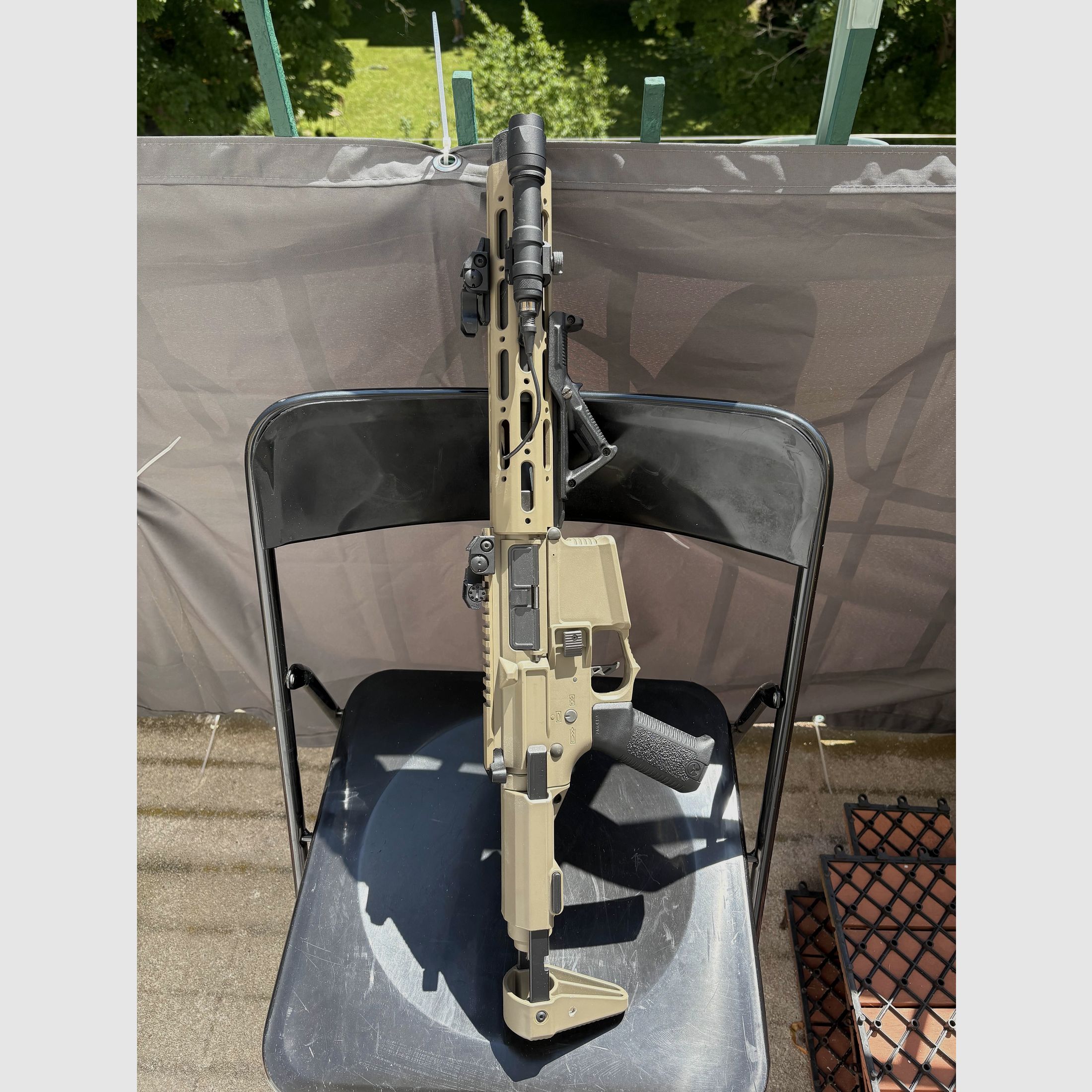 Amoeba M4 ARES S-AEG w tym 5 magazynów Mid Cap i 2 magazynów High Cap