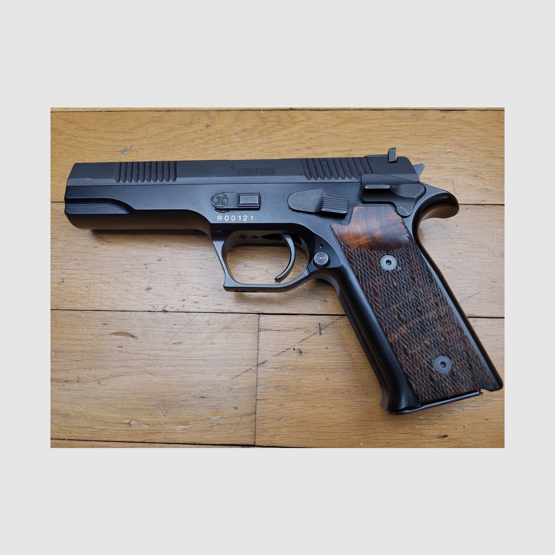 Sehr schöner Pardini GT45 Pistol – 45 ACP – Top-Aluminium-Gehäuse – 13-Schuss-Doppelmagazin – Alle Bedienelemente für Links- und Rechtshänder – Niedrig zugänglicher Verschlussfang – Petter-Verriegelung – Schräger Schaft im Luger-Stil – Luxus und Sport – Neuwertig, Bild 2 von 20