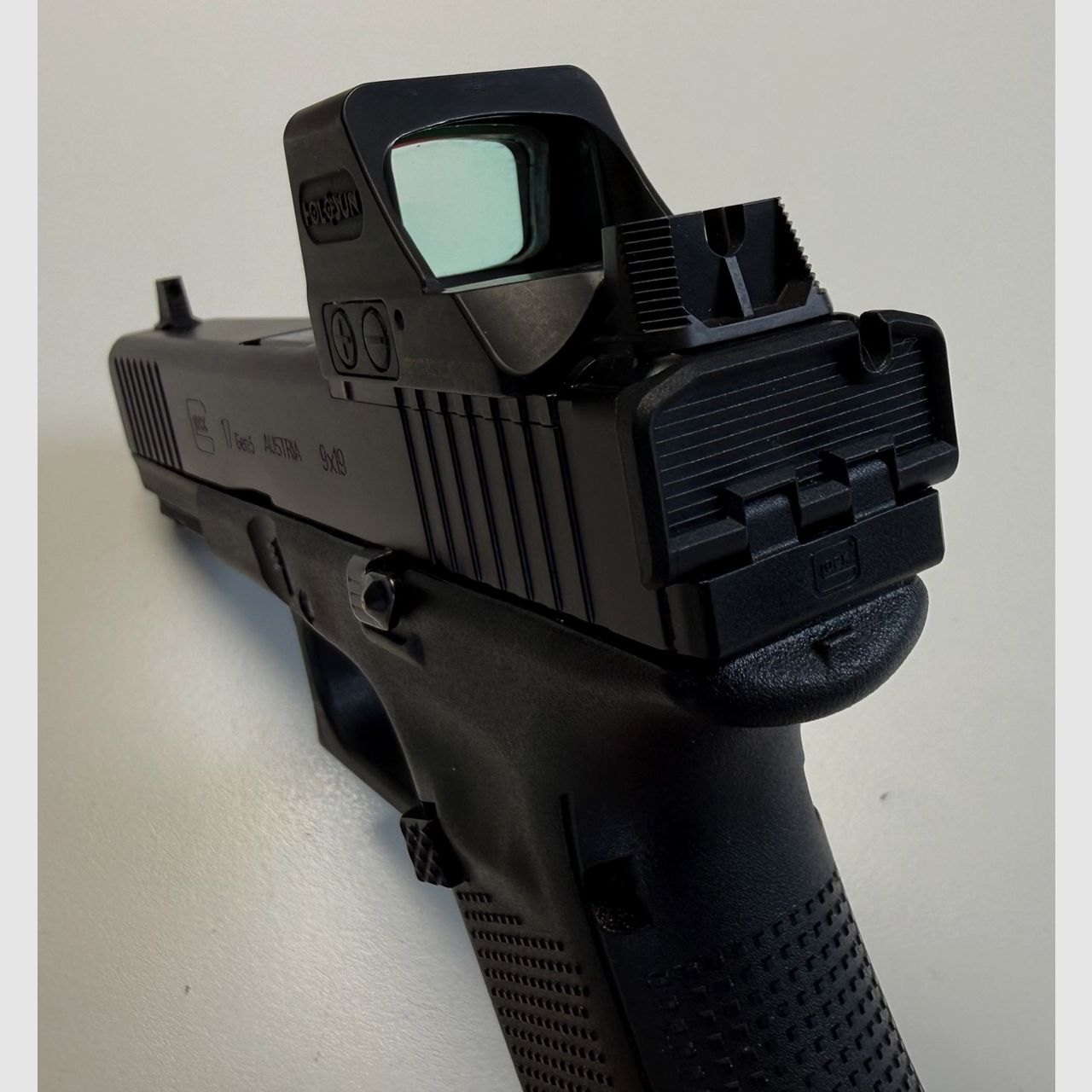 Glock 17 Gen.5 MOS 9mm, Holosun HE508T-RD-X2 mit umfangreichem, exklusivem Zubehör - NEUWERTIG