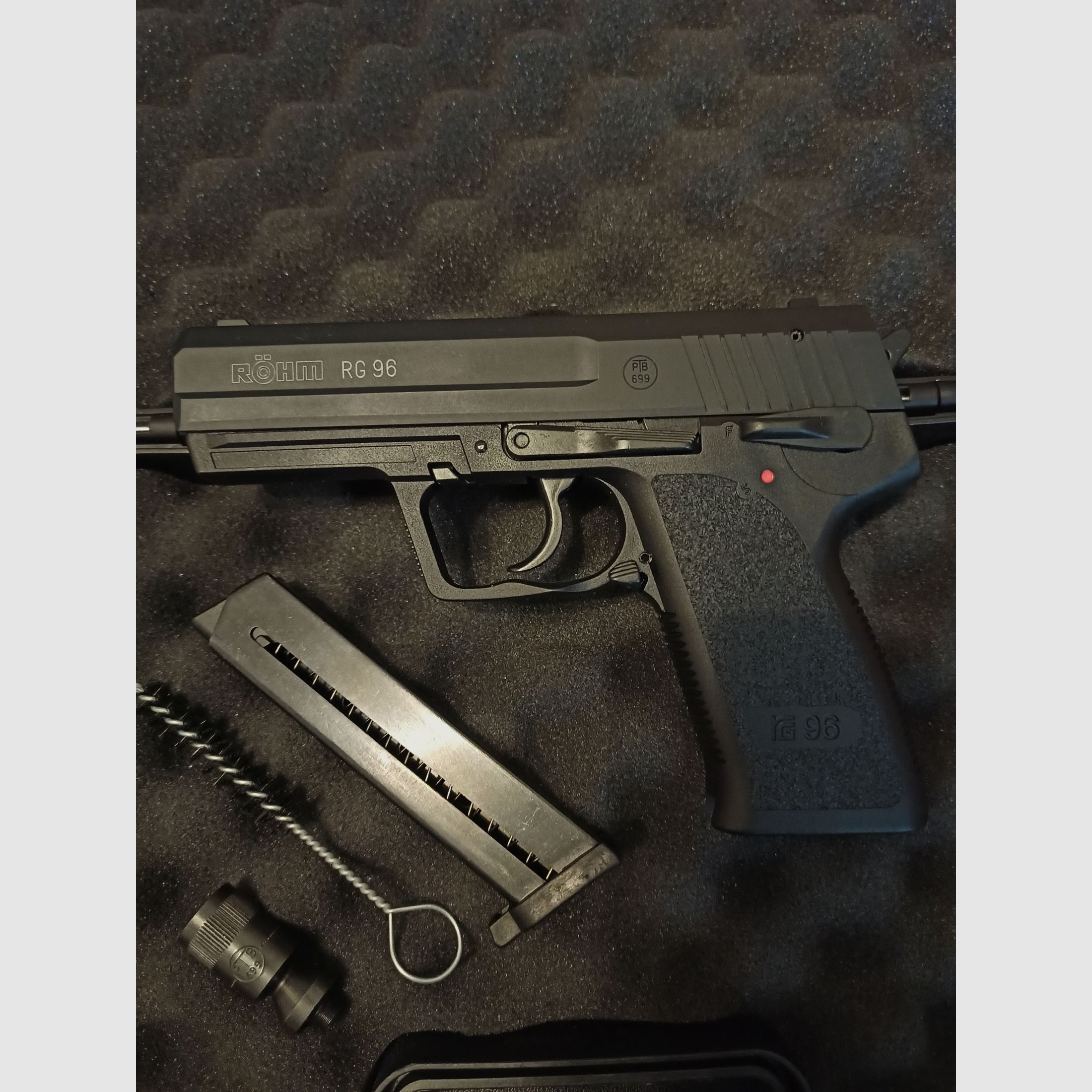 RG 96   BLK   9mm   P.A.K.   9R   PTB 699   (pistola a salve)