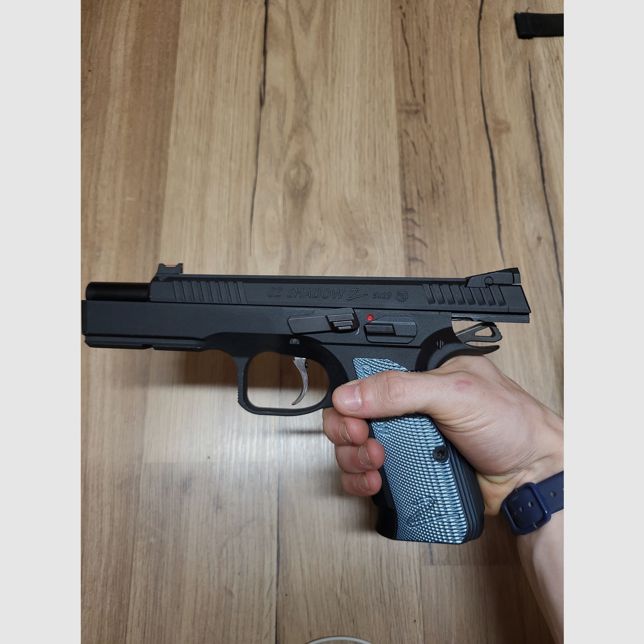 ASG CZ SHADOW 2 GBB AIRSOFT BUNDLE 4 chargeurs, 3 bouteilles de gaz Airsoft, 8000 billes, holster, 2 pochettes de chargeurs, ceinture Amomax peu utilisée