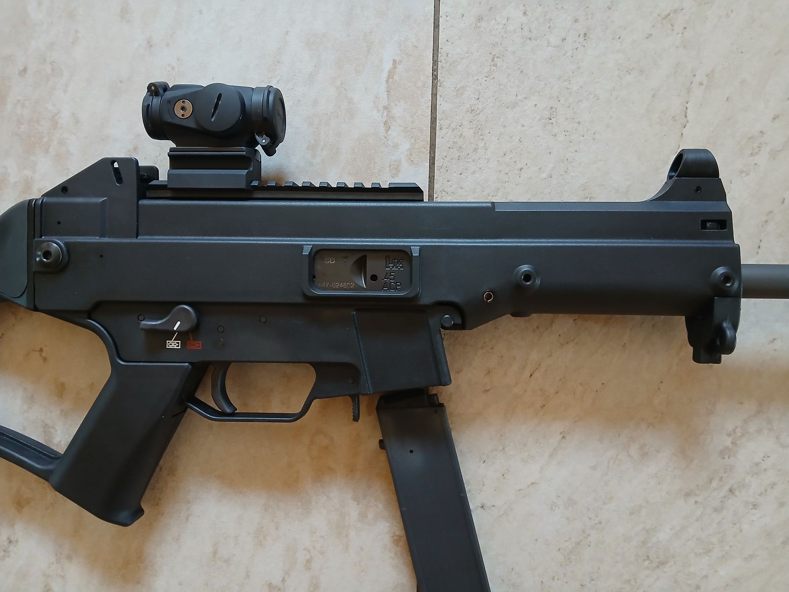 Heckler & Koch USC, Tasche, Munition und Aimpoint Dutry RDS