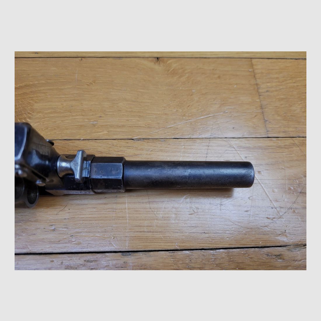 Sehr schöner Reichsrevolver 1883 – Kal. 10,4 original – Herstellung Erfurt von 1893 – Schöne reguläre Stempel – 80% seiner ursprünglichen glänzenden Brünierung – Wunderschöner Lauf und Kammern – Waffe mit einer Matrikelnummer – Seltenes originales Schneider Briegl-Futteral – TBE+, Bild 13 von 27