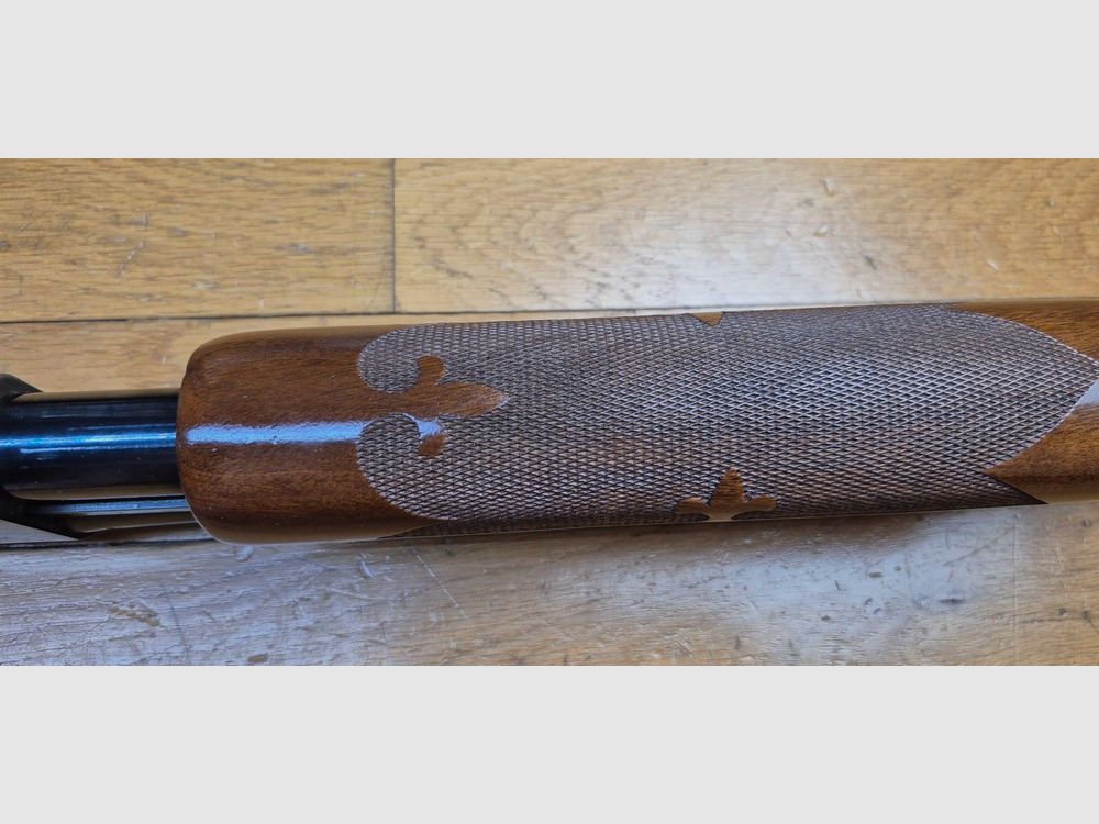 Sehr schönes Remington Pumpgewehr – Mod 870 Wingmaster – Glatter Lauf von 51 cm – Kaliber 12/70 – Kapazität 4+1 (!) erweiterbar – „Luxus“-Fertigungen – Zuverlässige, einfache und legendäre Waffe – Ausgezeichneter Zustand – TBE+/TBE++, Bild 18 von 45