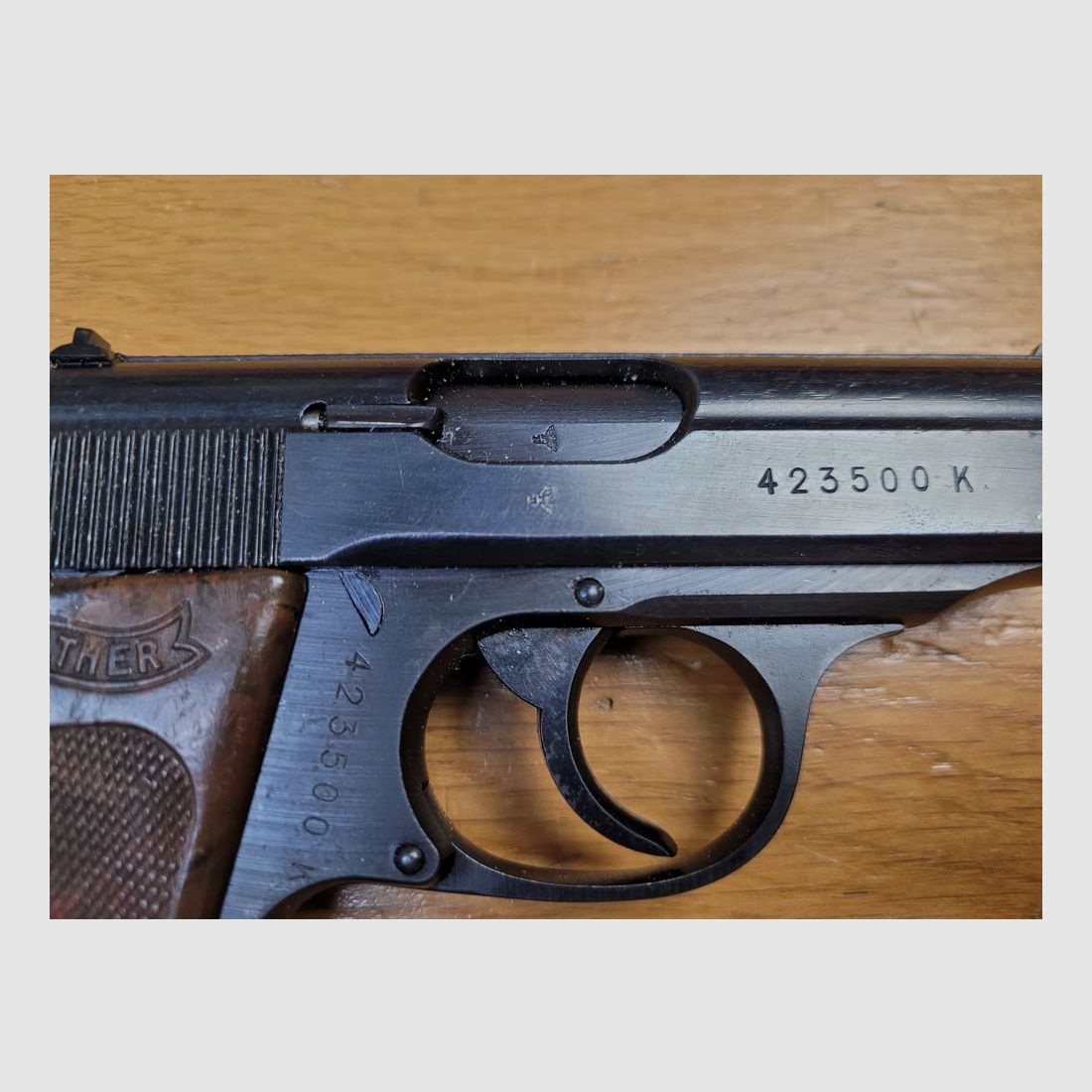 Guter Walther PPK Pistol – Herstellung Walther Zella-Mehlis Ende 1944 – Kaliber 7,65 mm – Neu brüniert – Riemenring – Kleiner Zivilist einberufen! – Spiegel-Lauf – BE+, Bild 5 von 17