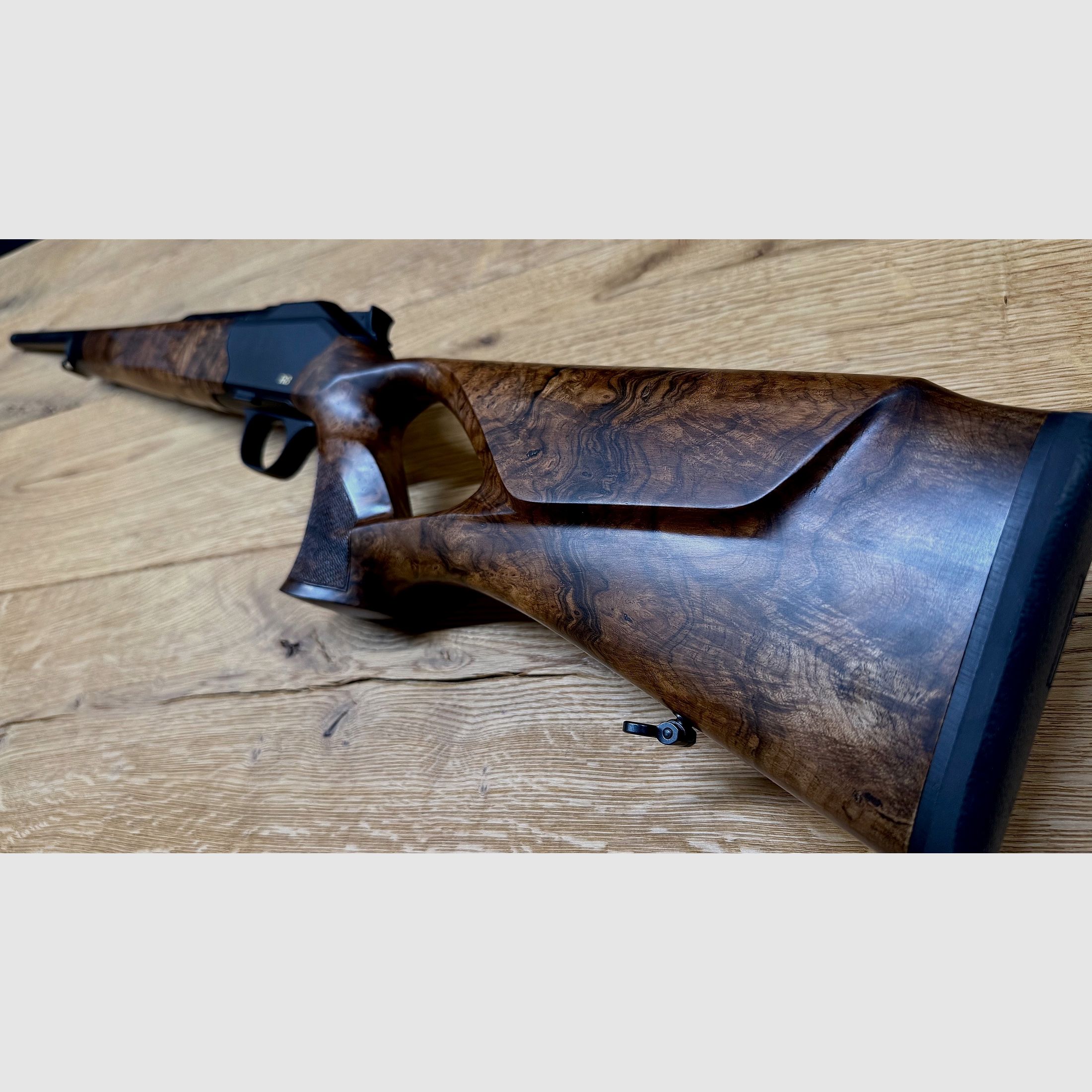 Blaser R8 mit traumhaftem Zubehör-Lochschaft Holzklasse 8-9, goldenes R8 Logo, Kammergriff Selours, gekürzter Lauf, M15x1 Gewinde, Standard-Kaliber wählbar