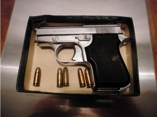 Pistolet Titan Cal . 25     6,35 mm