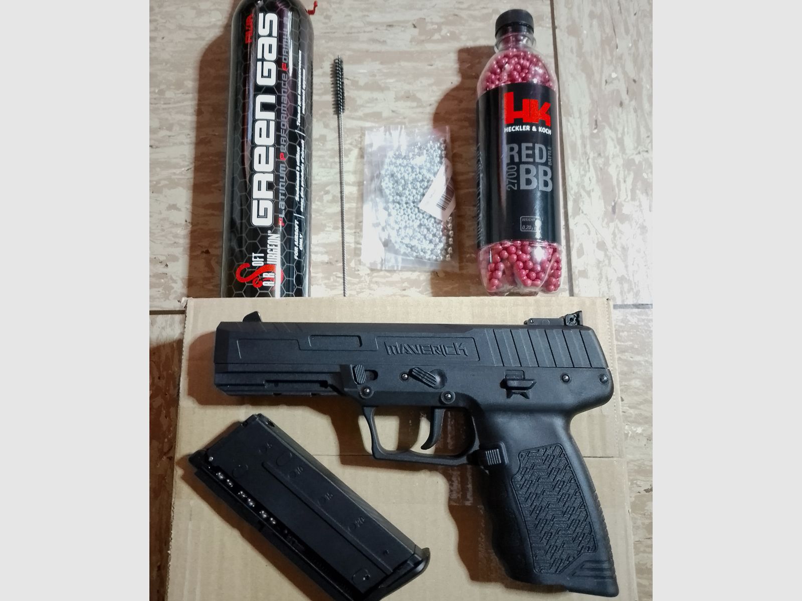 Kli Maverick GBB Gas Blow Back Pistole mit Zubehör Greengas + Stahl und 0,20g  H&K BB's im Set neuwertig