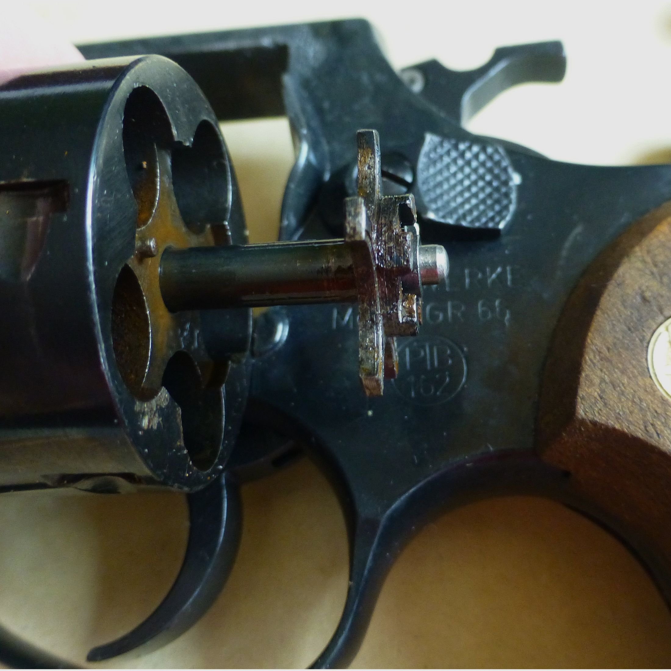 ERMA EGR 66 inkl. Abschußbecher und Erma Anstecknadel, Kaliber 9mm Gas- und Platzpatronen