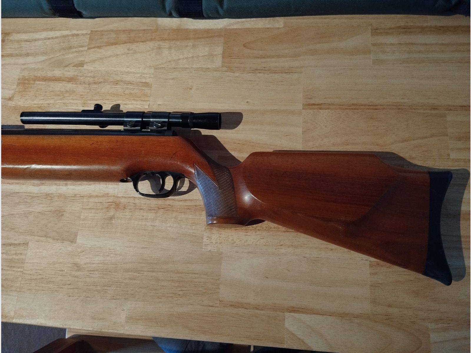 Super Komplett Preis.. Biete ein gut erhaltenes Oldtimer 70er Jahre  Luftdruck Gewehr LG 4,5 Modell 55 von Walther .