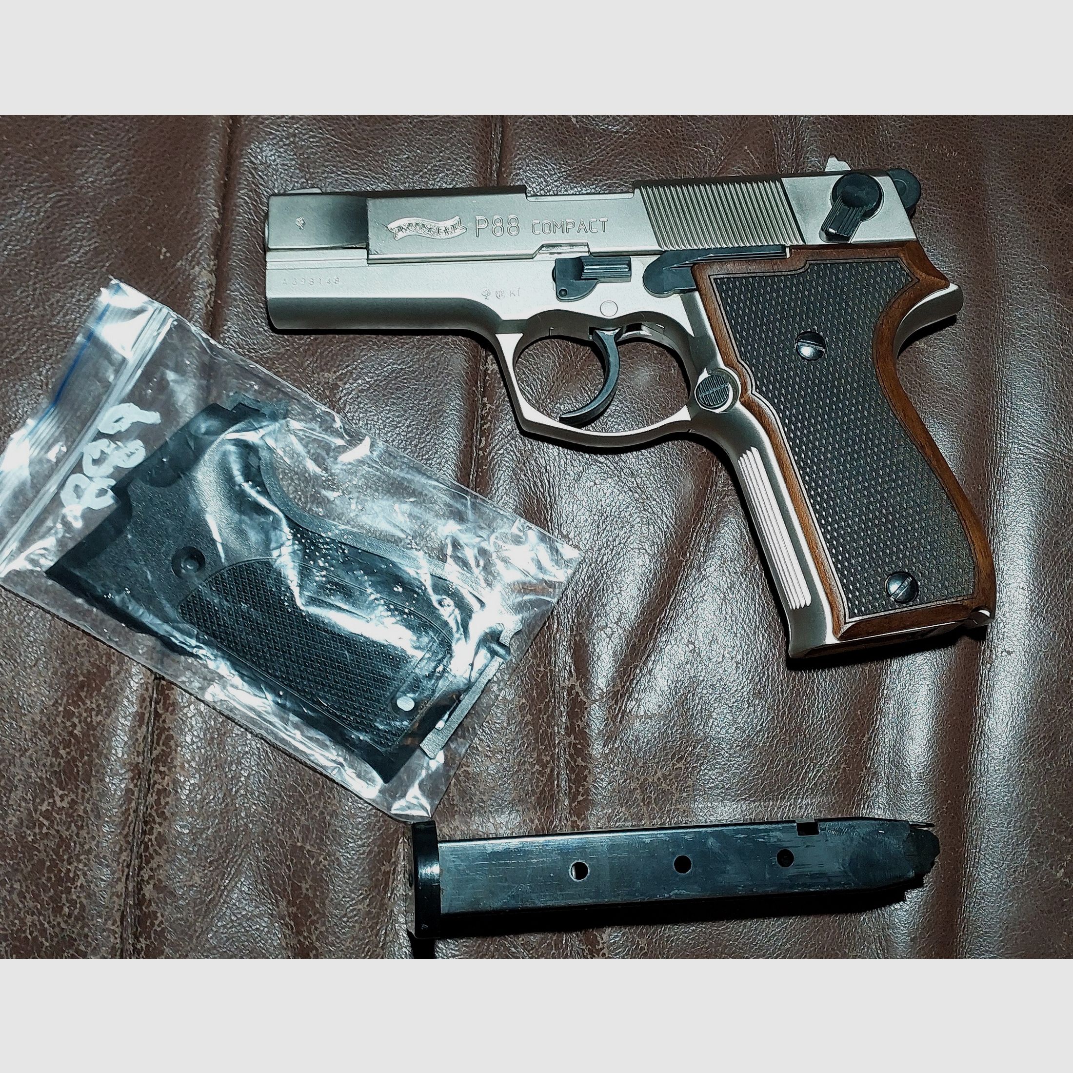 Walther P88 Schreckschuss Pistole 9mm P.A.K. Nickel Holzgriffe (PTB 613) Prachtstück!