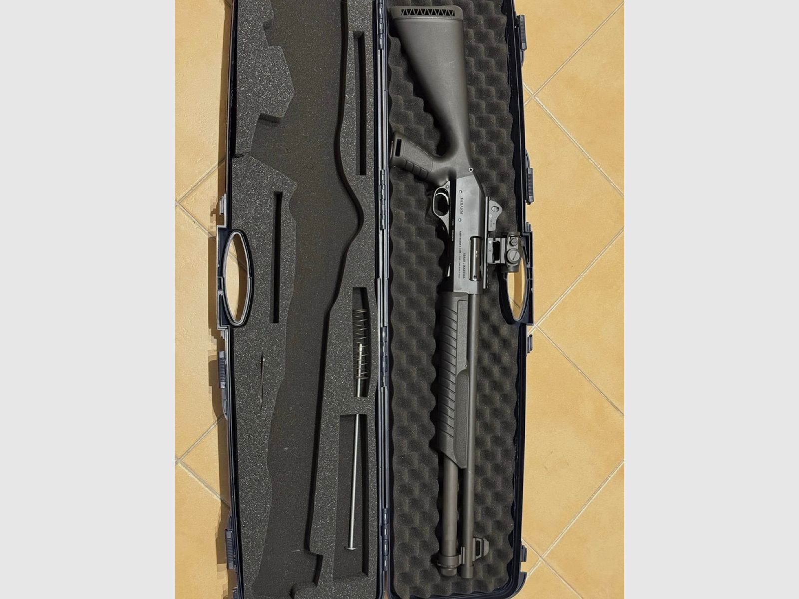 Fabarm SDASS Pro Forces – 12/76 – muy buen estado – incl. Vortex Red Dot