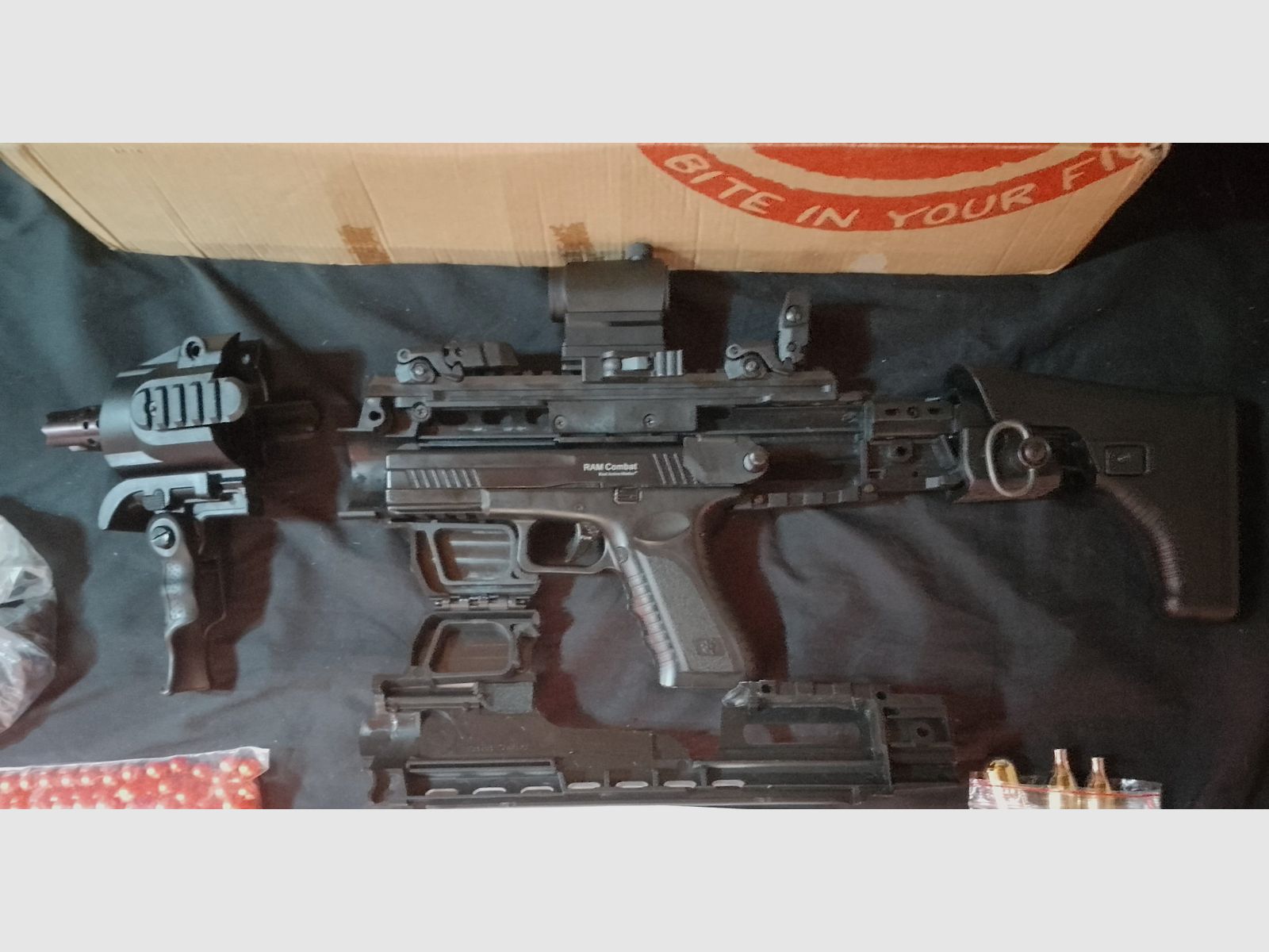 RAM Cal .43 Combat (Glock) + 4 Magazine + Aps Caribe Action Conversion Kit T1-Socom Visier und Zubehör Co2 Fastballs + Paintballs