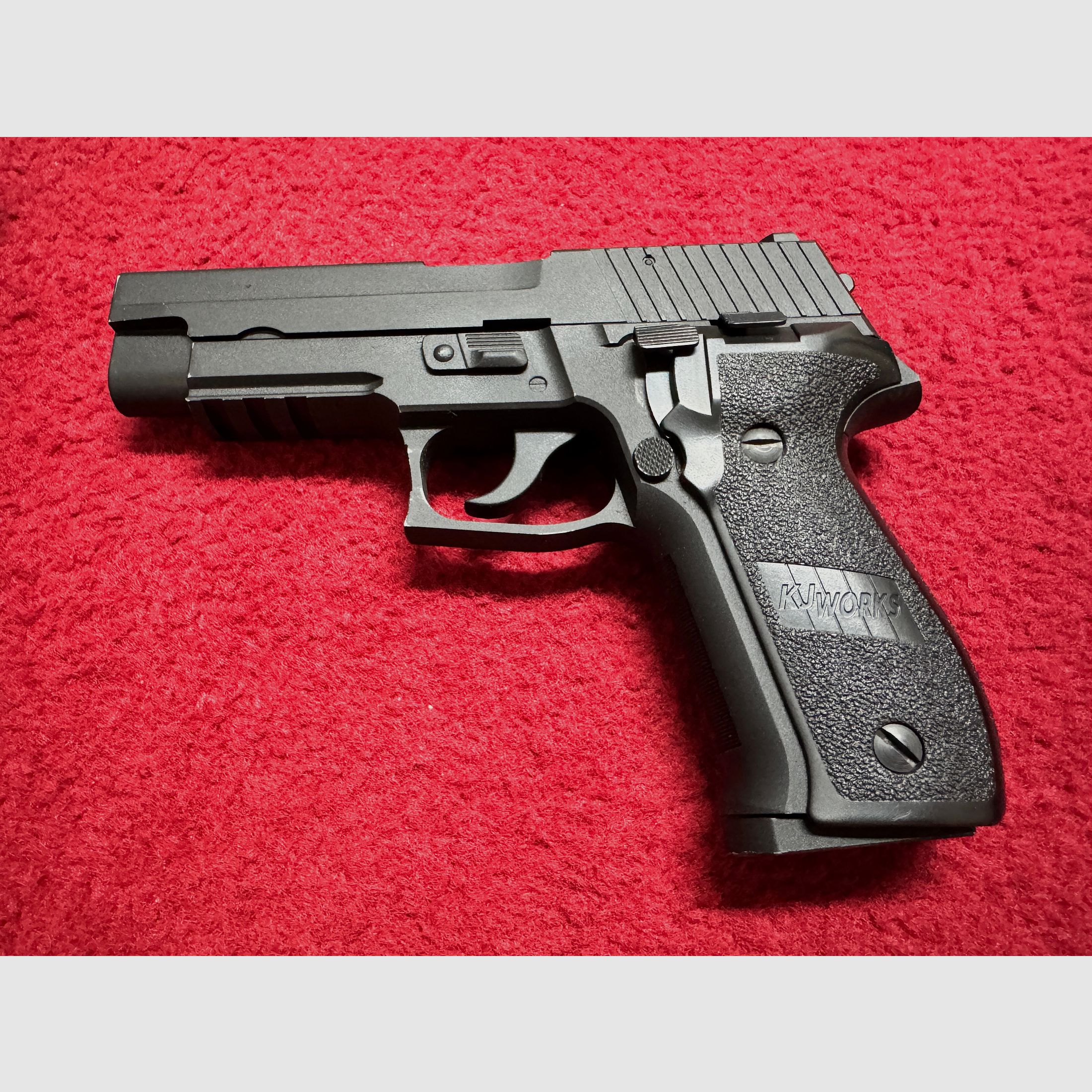 KJ Works KP-01 SIG P226 Vollmetall Gas Blow Back Airsoft GBB 6mm + Tasche-Holster - 3 Magazine 