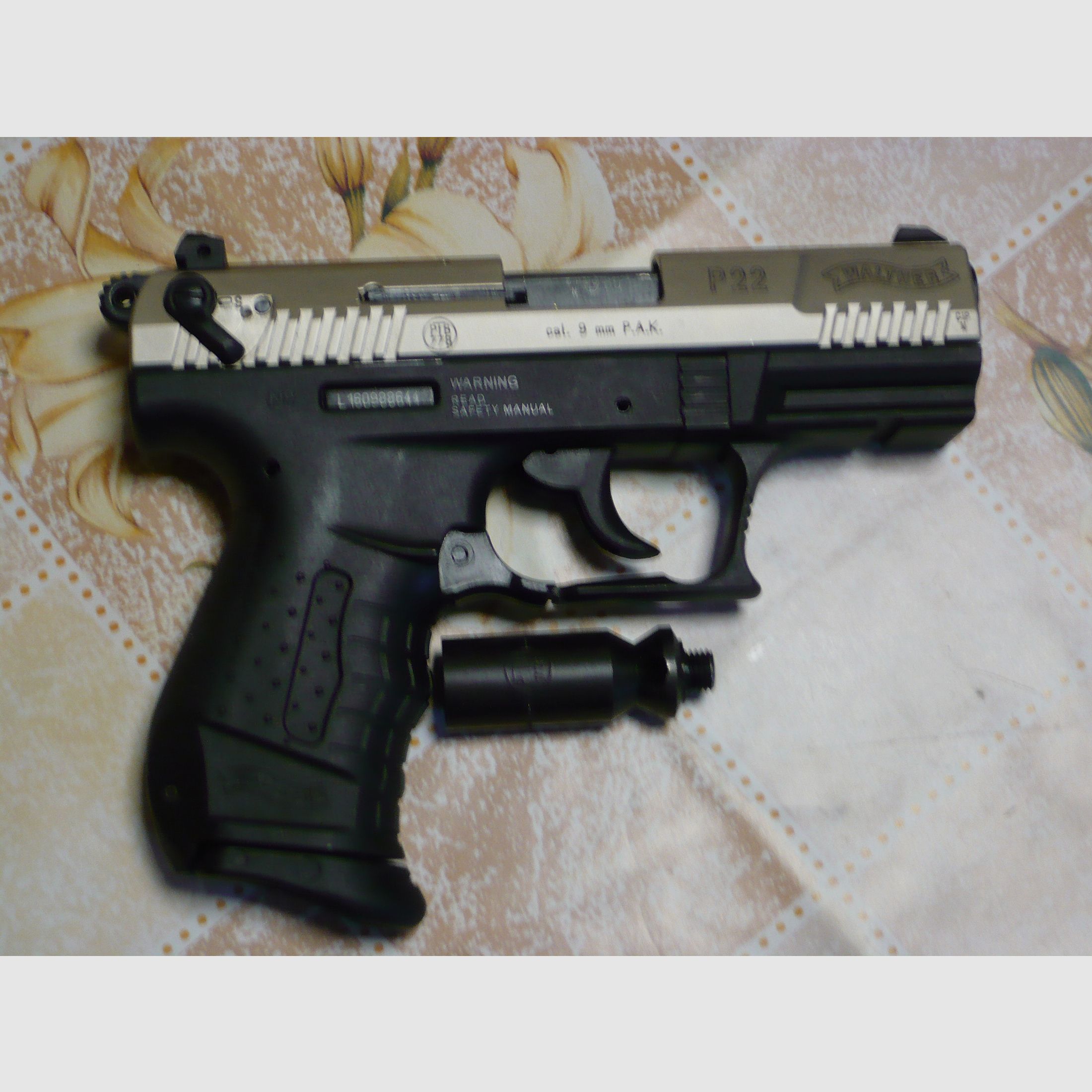 Pistolet d'alarme bicolore Walter P22 inutilisé