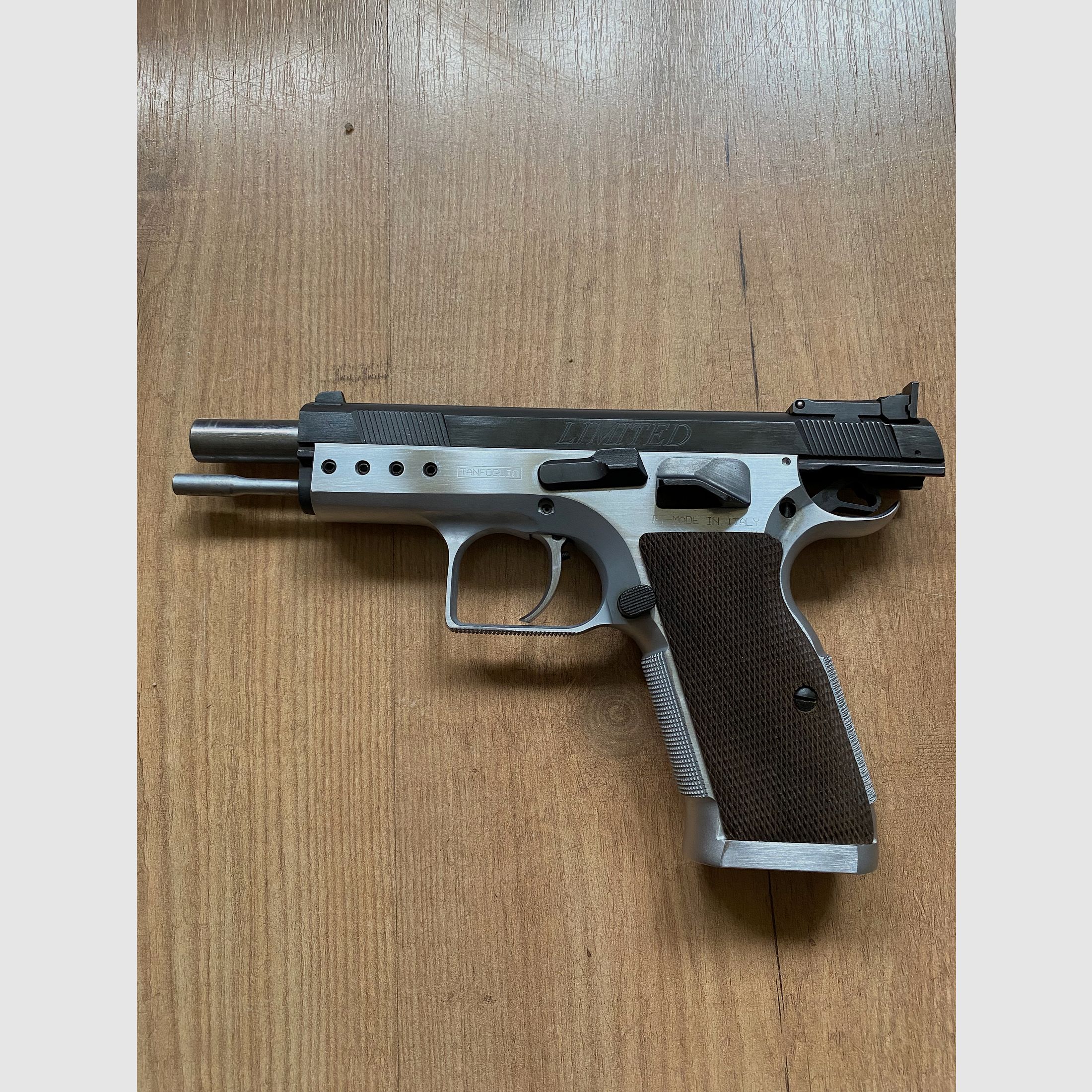 Verkaufe Tanfoglio Limited 9 mm Luger mit Wechselsystem .22 lfb inkl. Munition und Schiene für Zielfernrohr