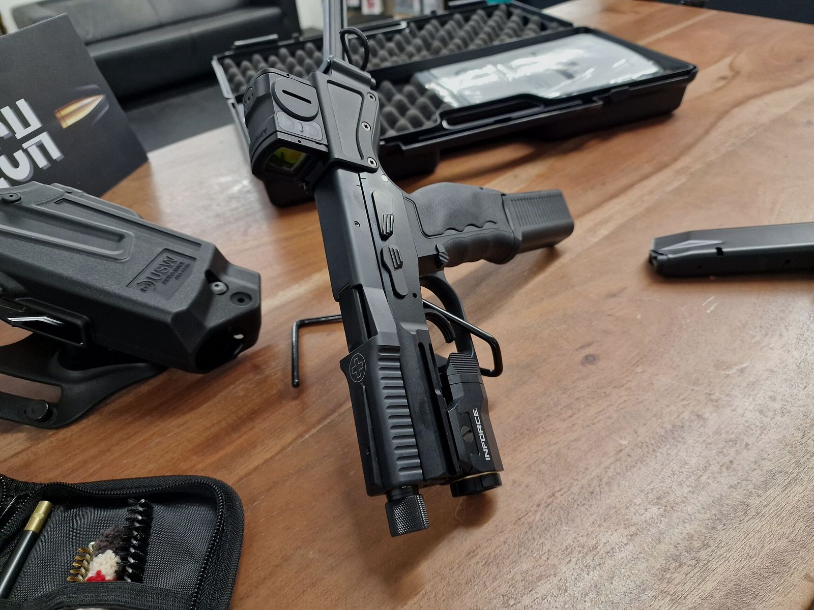 B&T – Halbauto / USW-A1 / 9mm / Mit Holster und Lampe / Klappschaft, Bild 7 von 7