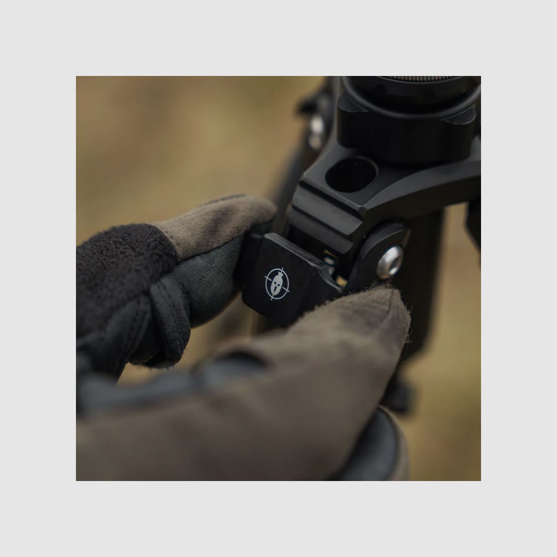 Spartan Precision Equipment Ascent Tripod™ Gen 2 Woodland mit Davros Pro Head™ und Trekkingstockgriffen