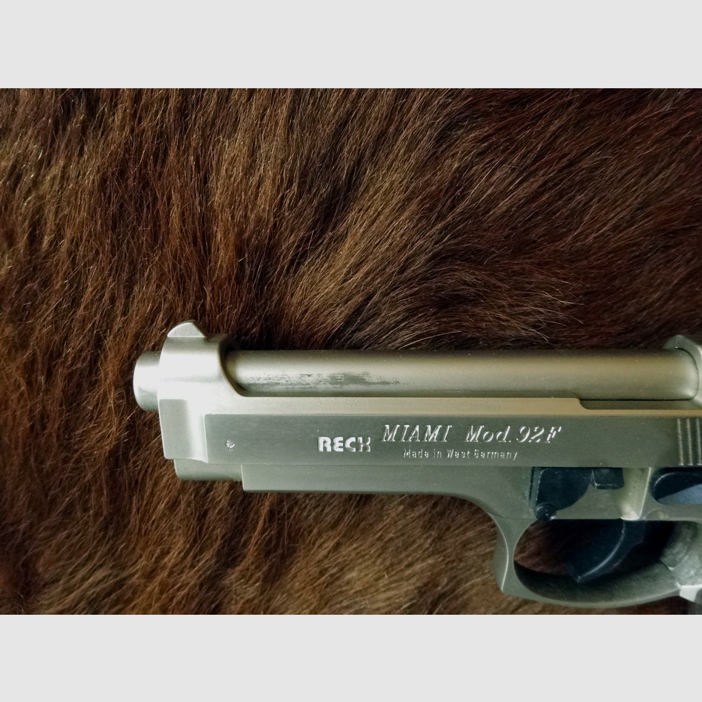 Top-Pakket! Reck Miami Mod. 92 F verchroomd, Cal. 9 mm P.A.K. + takt. Holster + 2. Magazin