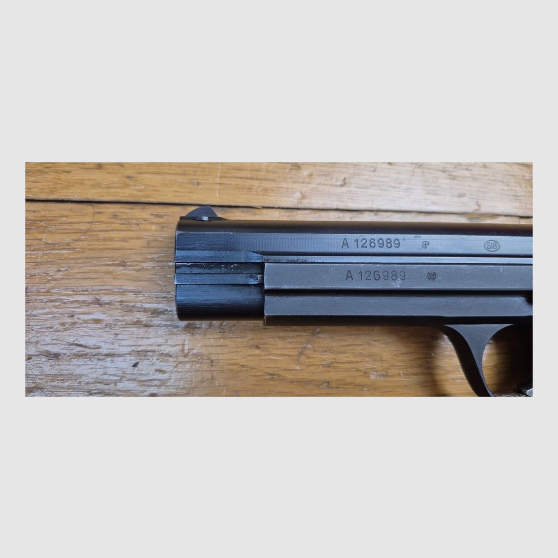 Sehr schöner SIG P210-2 Pistol – Mythos des 9 para – Militärwaffe des 4. Vertrags – Ca. 1957/60-62 – Sehr gute Brünierung – Traumhaftes Funktionieren und Lauf – 2. Magazin und Holster (alles dabei!) zusätzlich geliefert – Zustand TBE+/TBE++!, Bild 7 von 26