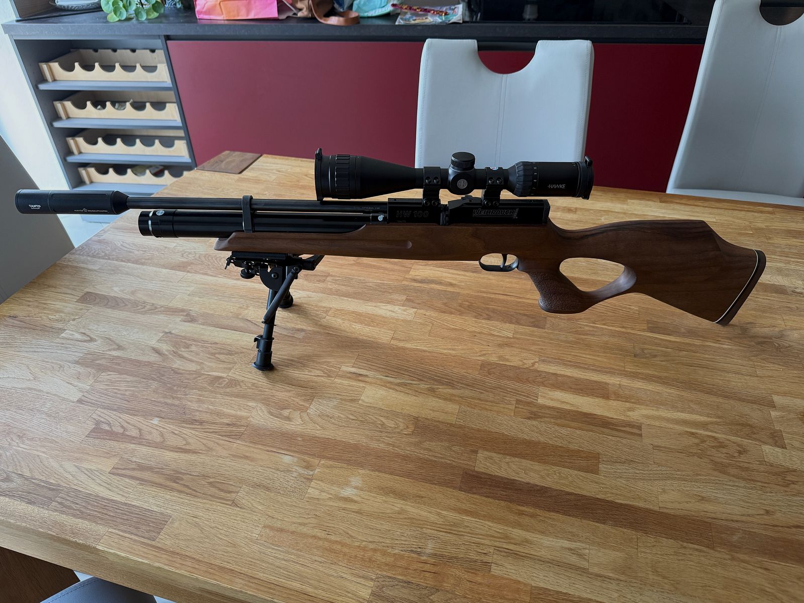 Weihrauch HW 100 con culata agujereada y mucho accesorio