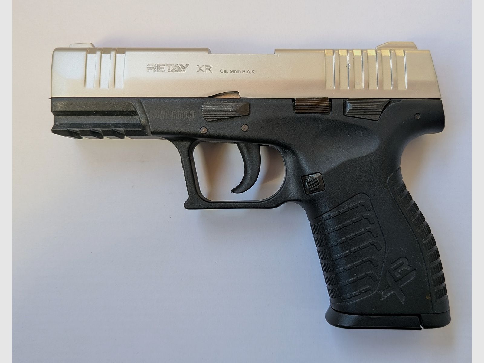 Pistola Retay XR Cal. 9 PAK, 14 +1 disparos, bicolor - Nueva y sin usar