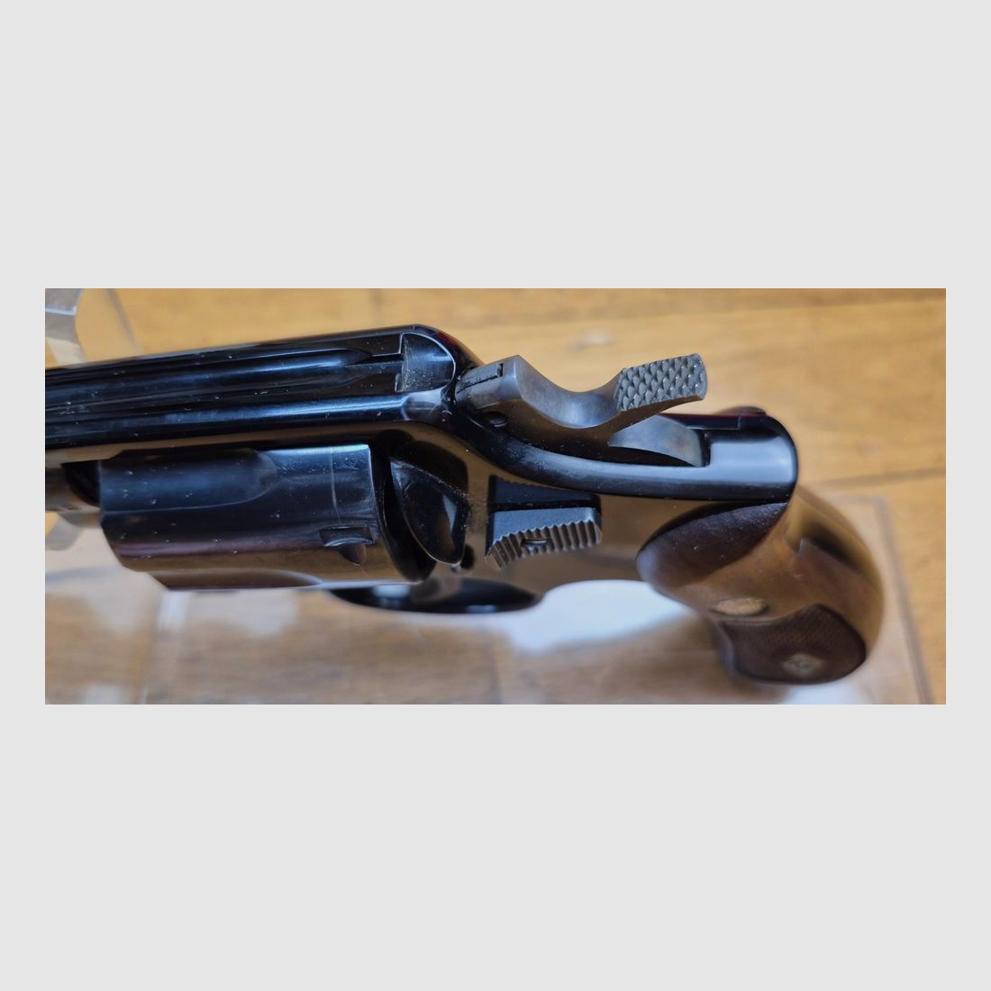 Rzadki i bardzo piękny rewolwer Smith&Wesson Mod 12-1 – Rzadka wersja Air Weight Military and Police z 1905 roku – Specjalny stop w ramie i bębnie ze stali – 6 strzałów (a nie 5!) w kalibrze 38 SP – Nowa lufa 2 cale – Oszałamiająca broń o …. 520 gramach w ramie KA! – Duży brat Smith 37 – Piękna konstrukcja Smith z wielkich lat – Broń z 1962 roku – W stanie jak nowa! – TBE+/TBE++, zdjęcie 14 z 23