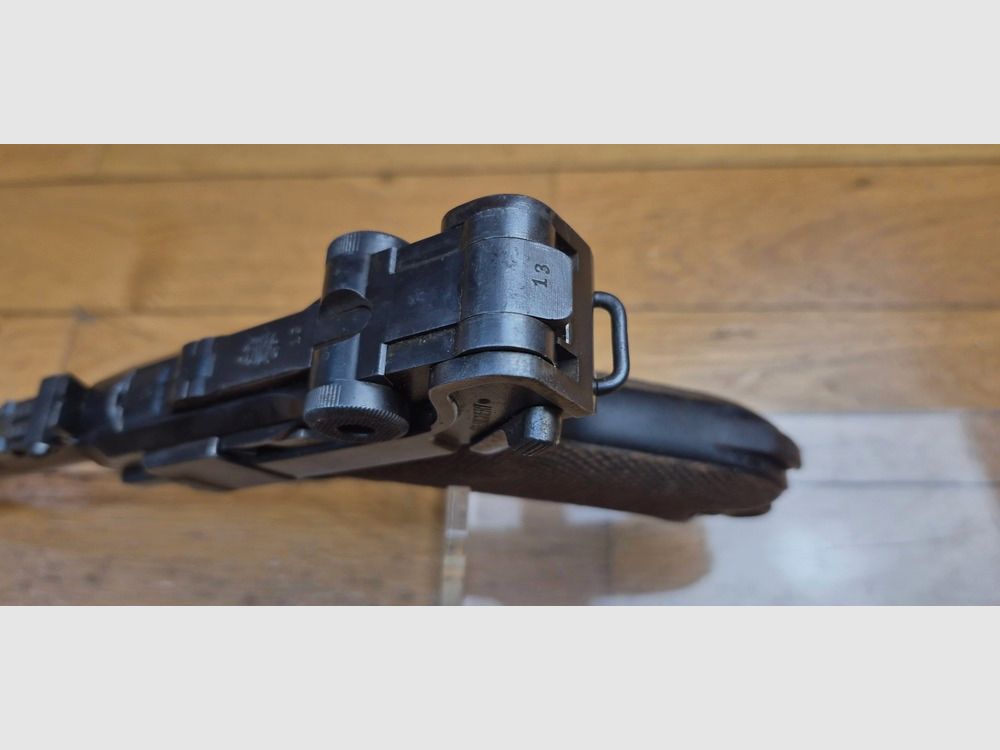 Sehr schöner Luger Artillerie P08 – Waffe von 1917 – Lauf 8 Zoll (20cm!) – Herstellung DWM – Vollständig monomatrikuliert (außer das Magazin, das ist aus der Zeit) – Kal. 9×19 – Seltene Visierung und Korn des zweiten Typs – Sehr schöne Griffschalen – Epochenbrünierung noch 80% – Wunderschöner Lauf – TBE+, Bild 17 von 32